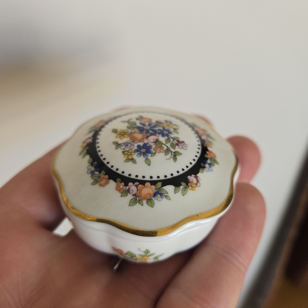 "Wedding Cake" Style Glass Beads W/ Wedgwood Bone China Trinket Box - Picture 8 of 8